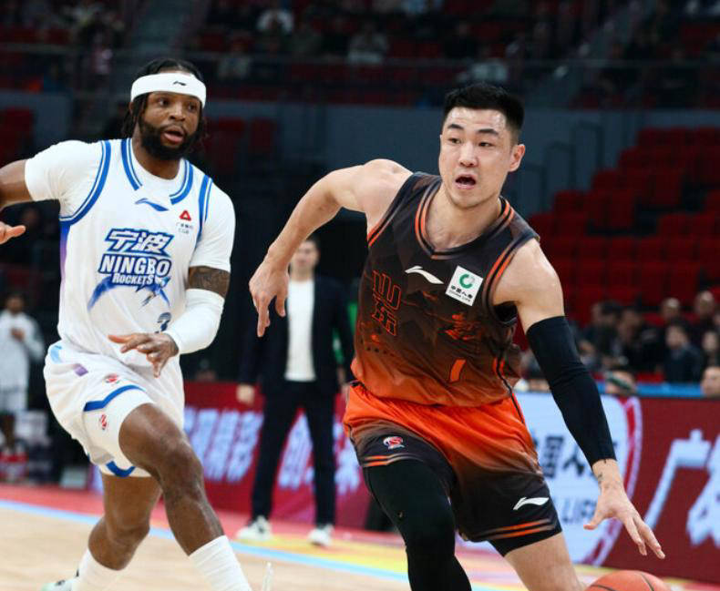从关键时刻马赛再遭质疑到摩纳哥围绕CBA季后赛战术微调，山东男篮今夜外线爆发 